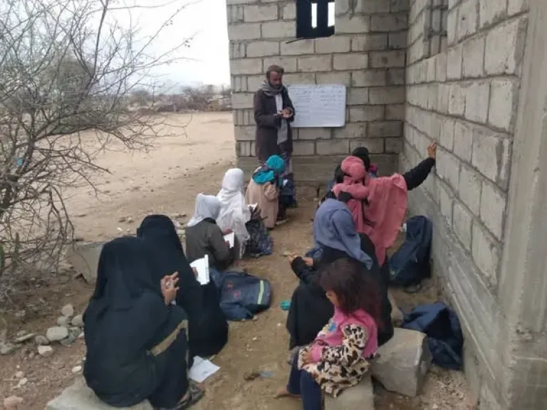 ”مدرسة في العراء” في أبين: أطفال يتعلّمون تحت لهيب الشمس وغبار الإهمال